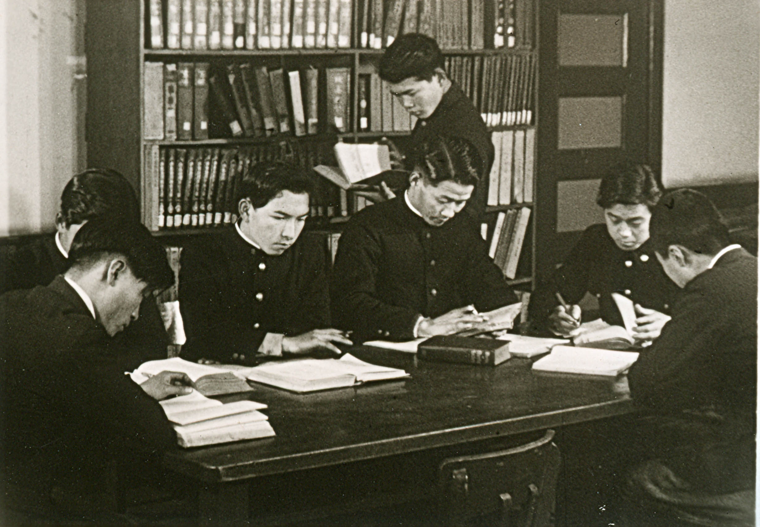 LTS Japan students in library